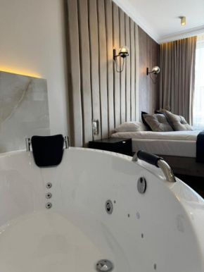 Family & Business Sauna Apartments No7 Złota Centrum VIP Unikat SPA - 3 Bedroom with Private Sauna, Jacuzzi, Balcony, Parking -Totally NEW!